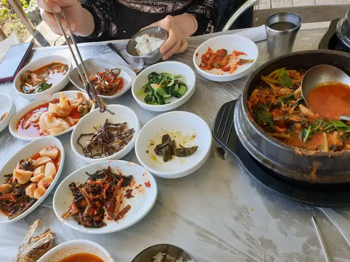 푸짐한 붕어찜과 여러 반찬