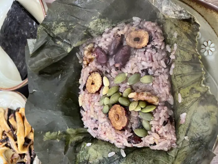 연잎밥의 속 모습, 찹쌀, 호박씨, 잣, 검은콩, 흑미가 섞인 밥