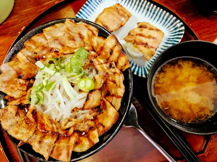 고소한 돼지고기 덮밥과 함께 나온 육동면