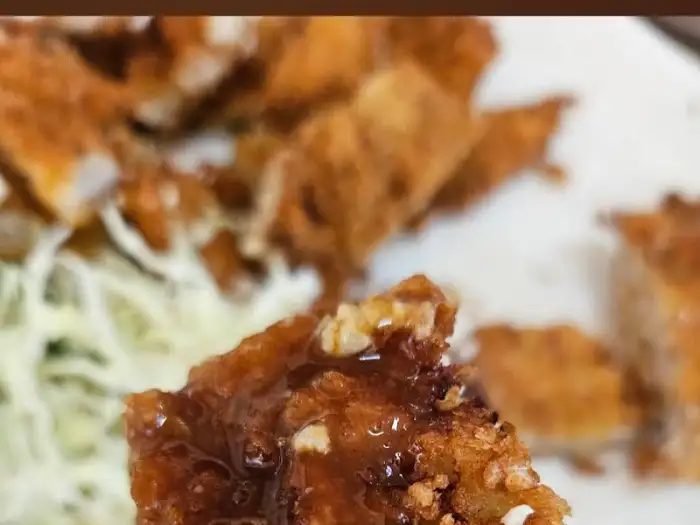 돈가스에 소스 묻힌 모습