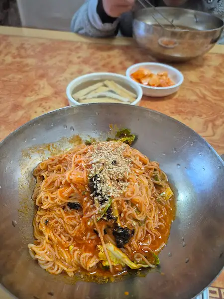 테이블에 차려진 비빔국수와 반찬