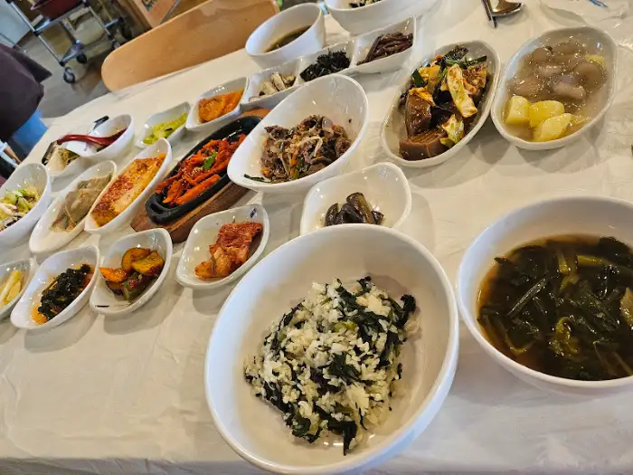 다양한 나물과 곤드레밥