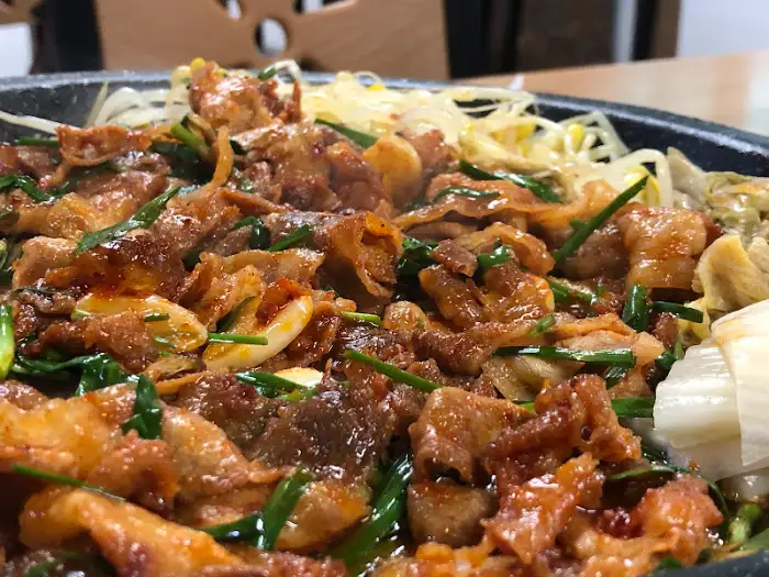 대패삼겹살과 파채, 양파가 어우러진 클로즈업 사진