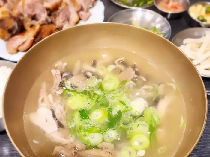 국물과 고기가 넉넉한 탕