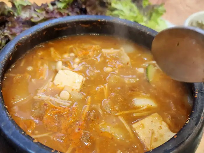 김이 모락모락 나는 된장찌개