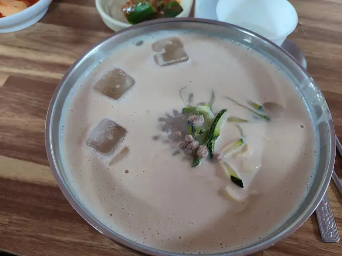 먹음직스러운 콩국수