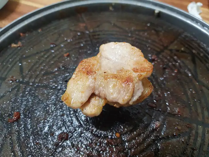 철판 위 삼겹살