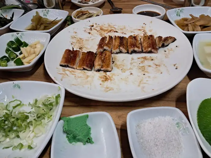 삼거리장어 쌈채소와 곁들임
