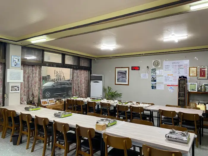 신라식당 내부 테이블