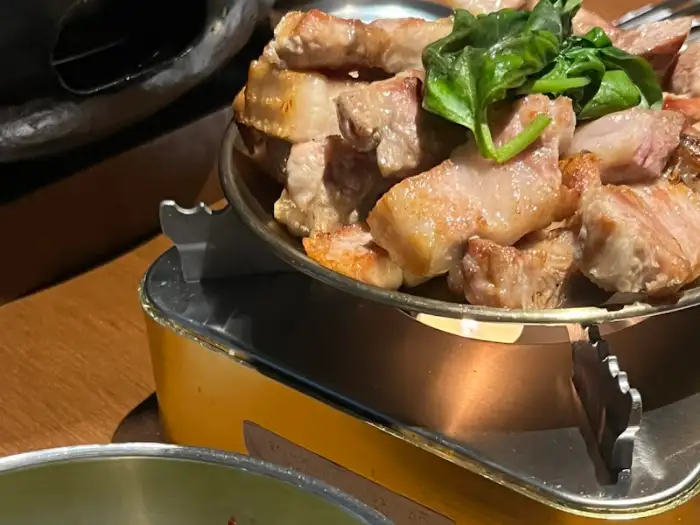 푸짐하게 차려진 고기 한 상