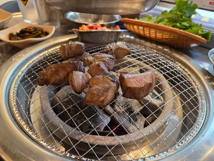 참숯 위에 구워지고 있는 고기