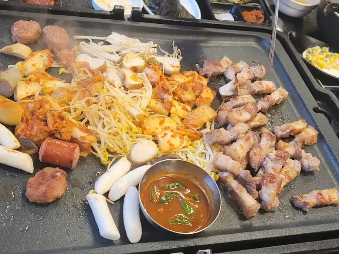 삼겹살과 함께 구워진 햄, 떡갈비, 떡