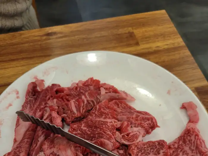 접시에 담긴 신선한 약소고기