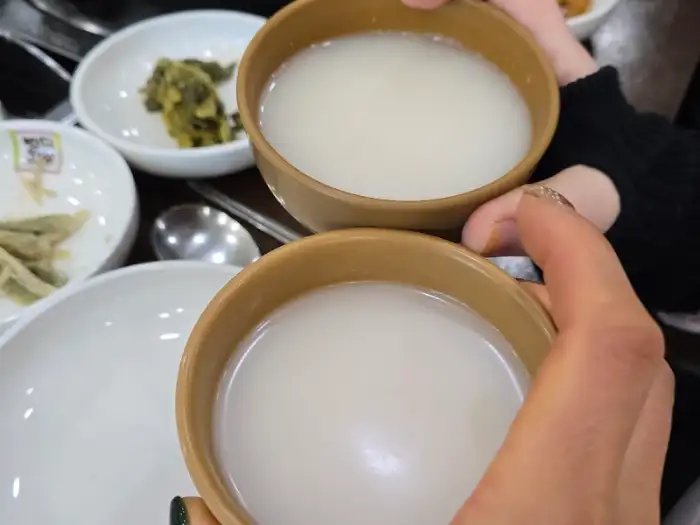 막걸리 잔에 담긴 탁한 술