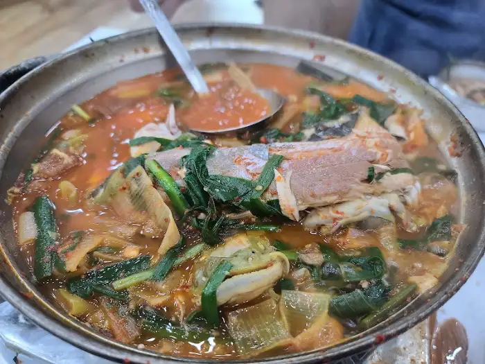 국자를 이용해 메기살을 뜨는 모습