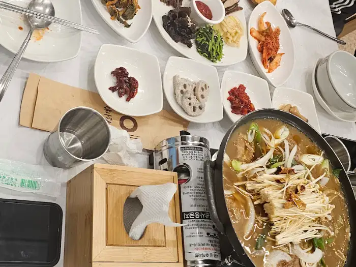 다양한 반찬이 차려진 모습