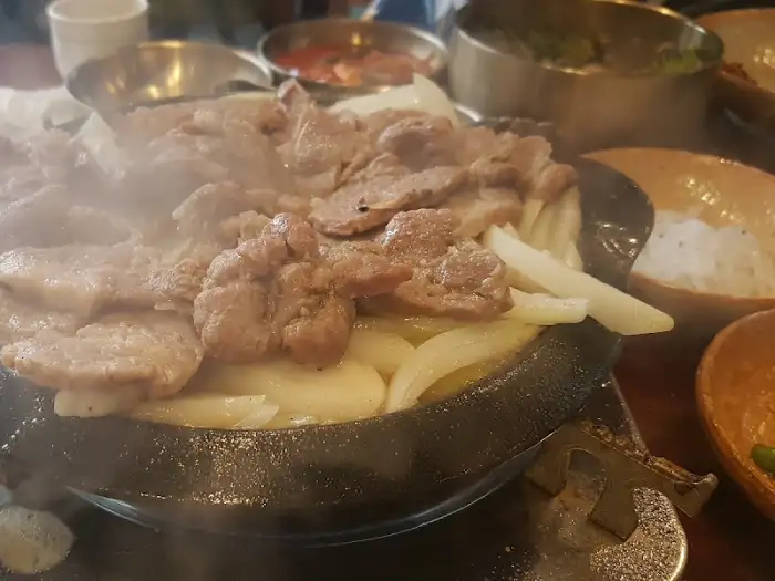 따뜻하게 끓고 있는 돼지구이