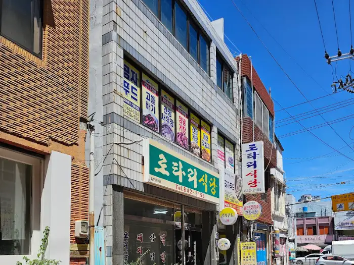 정갈하게 차려진 밑반찬들