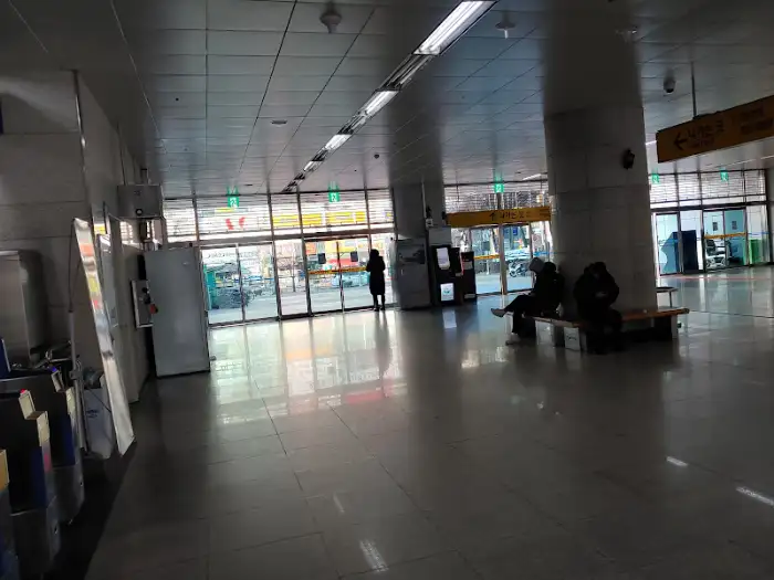 지행역 내부 대합실 모습