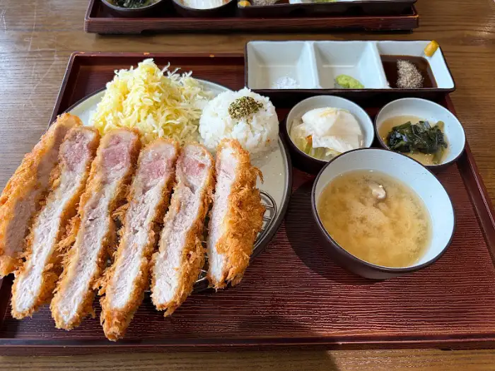 돈카츠와 곁들임 찬