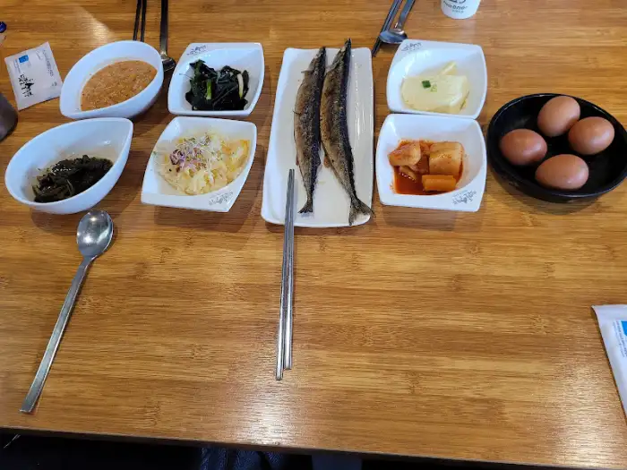 푸짐하게 차려진 반찬들