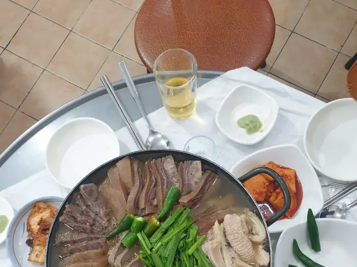 식탁 위의 소머리전골과 밑반찬