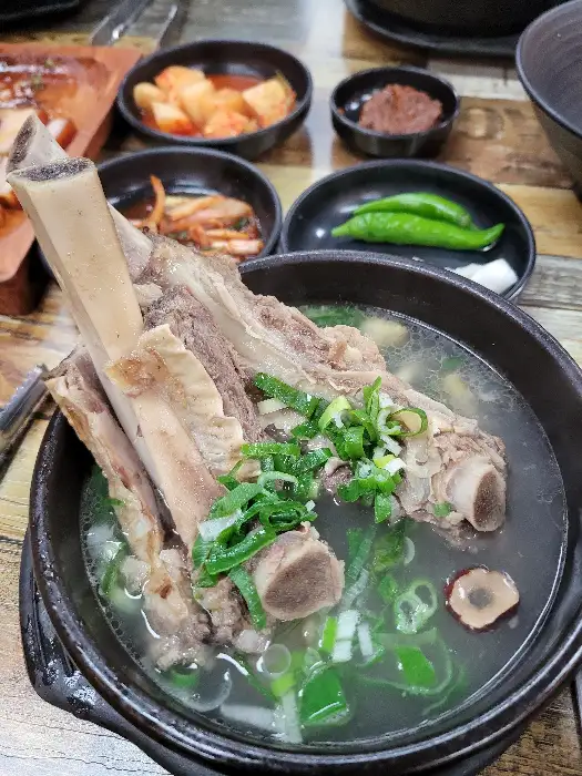 뼈다귀 해장국 또는 갈비탕으로 보이는 메뉴