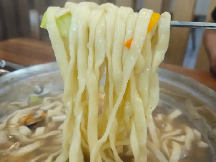 쫄깃한 손칼국수 면발