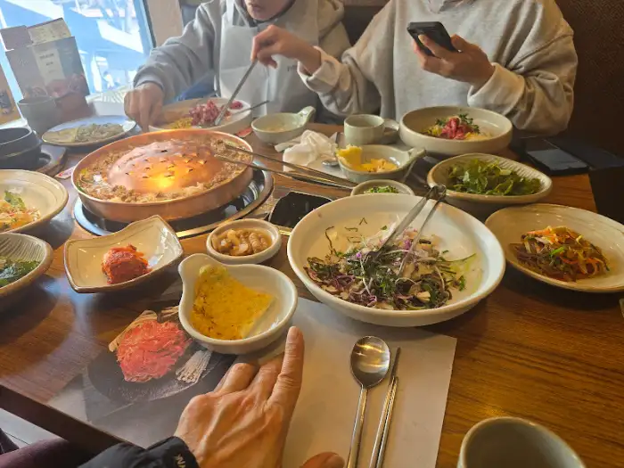 테이블 위 음식 세팅