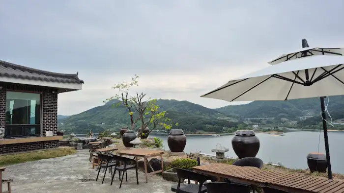 야외 테이블과 호수 풍경