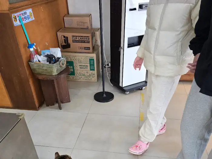카페 내부의 간단한 비치 용품 및 청소 도구