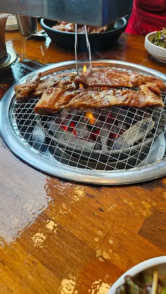 고기 굽는 중
