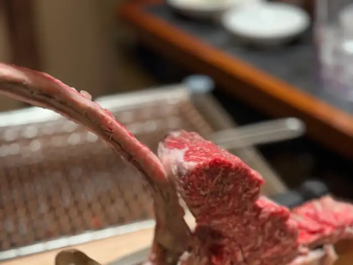 섬세한 칼질로 준비된 흑우 토마호크