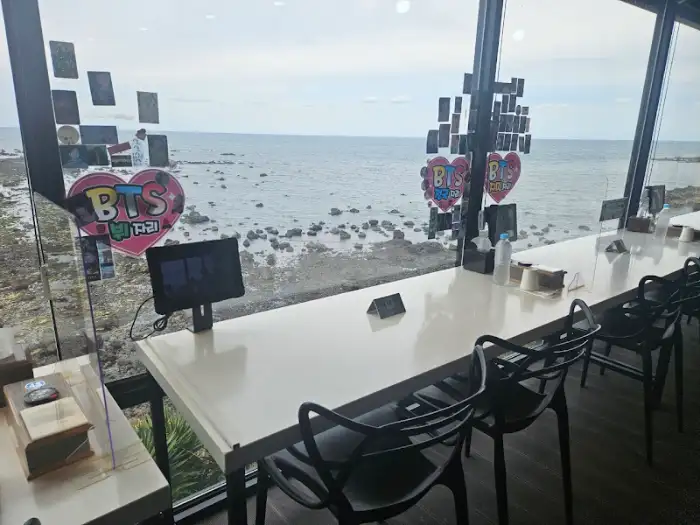 창가 자리에서 바라본 애월 바다 풍경