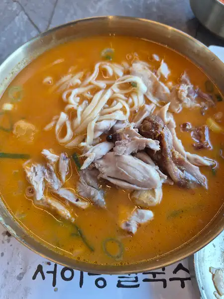 김이 나는 닭칼국수