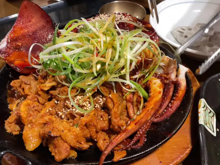 제육볶음과 통오징어