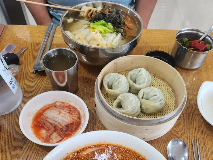 망향비빔국수 만두와 잔치국수