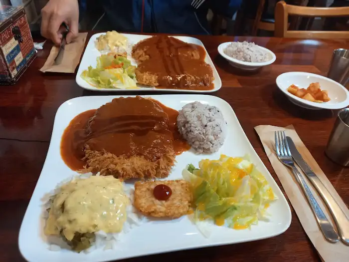 두 가지 스타일의 돈까스
