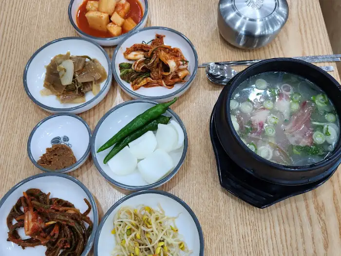 곰탕 한 상 차림
