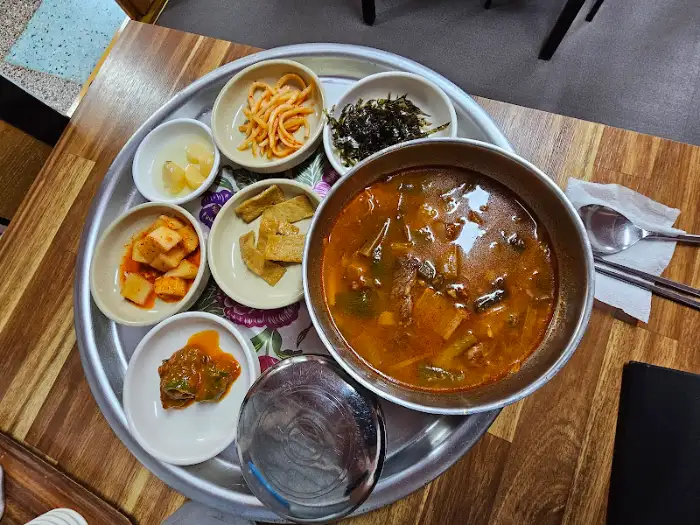 정갈한 밑반찬과 국물