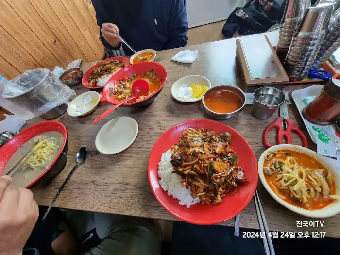 식탁 위 차려진 다양한 음식들