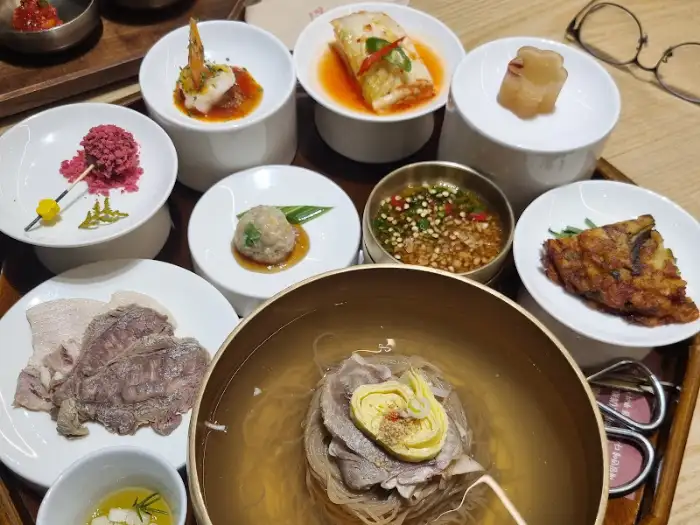평양냉면과 다양한 반찬