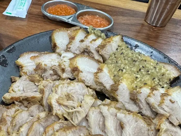 마늘 소스 듬뿍 보쌈
