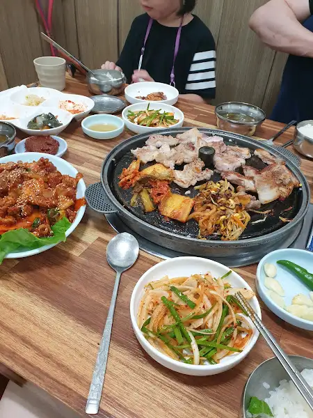 삼겹살과 곁들임 반찬