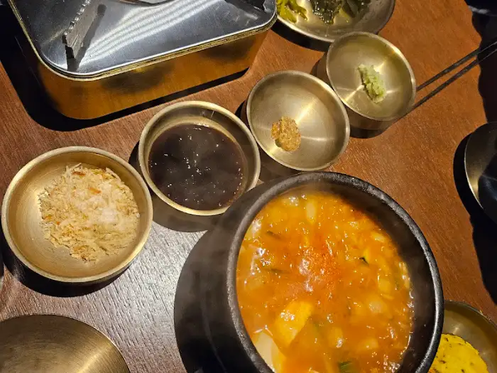 팔팔 끓는 김치찌개와 곁들임 반찬들