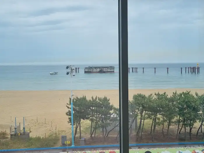 넓게 펼쳐진 바다 풍경