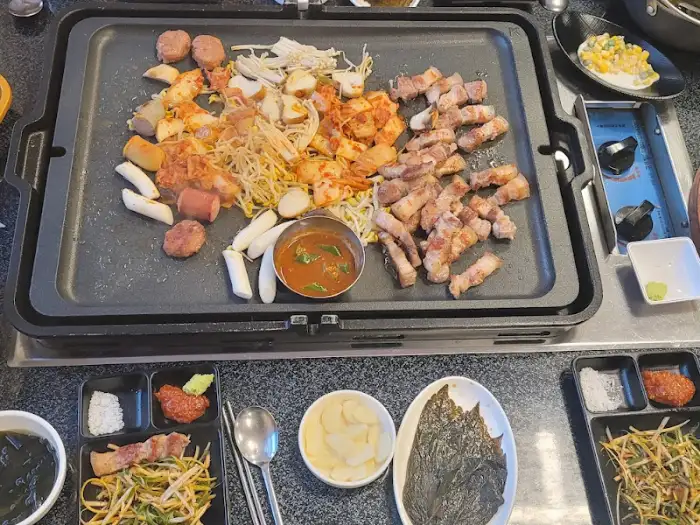 다양한 반찬과 함께 차려진 식사 테이블
