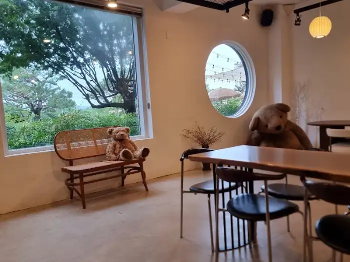 창가에 놓인 곰 인형과 테이블