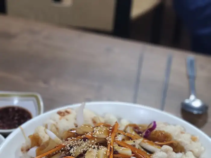 짜장 소스가 듬뿍 올라간 짜장면