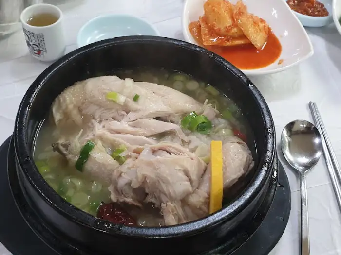 테이블 세팅된 삼계탕